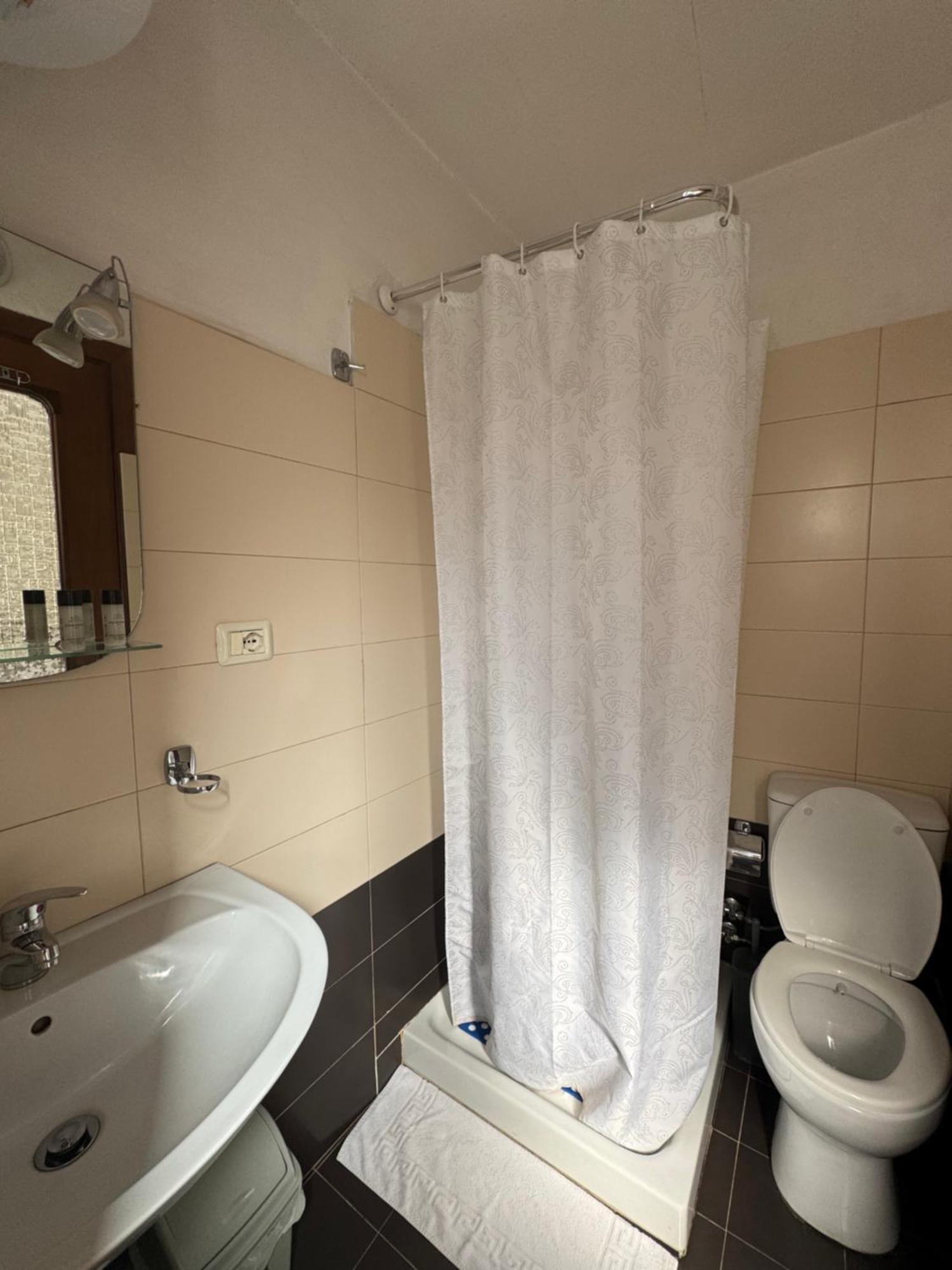 Xhelo'S Rooms Тирана Номер фото