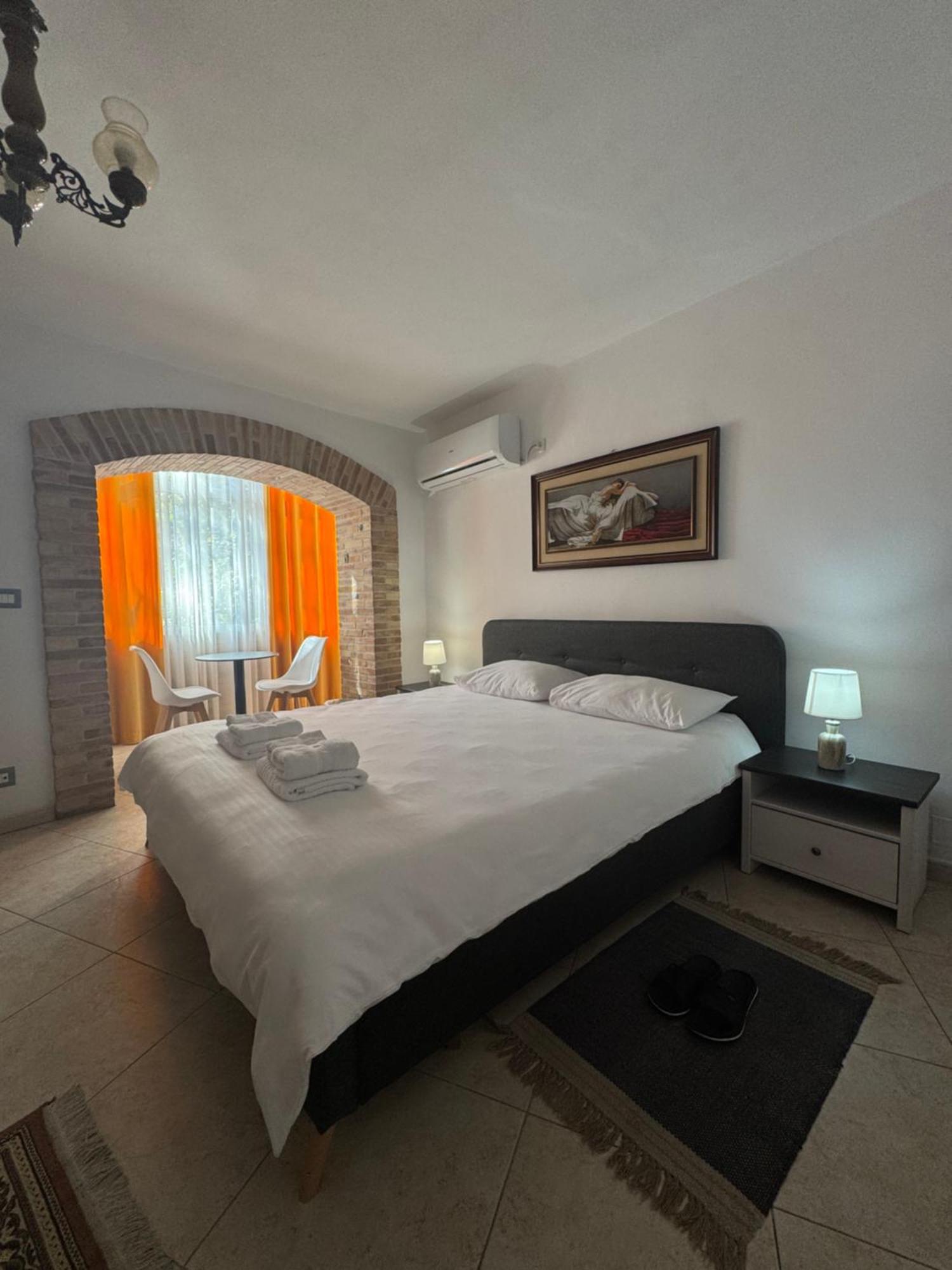 Xhelo'S Rooms Тирана Экстерьер фото